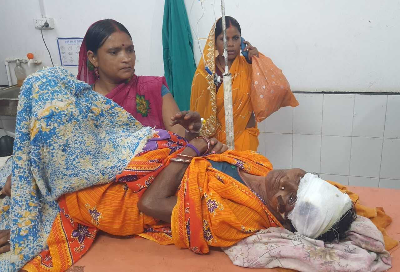 वाहन के धक्के से बाजार से पैदल घर लौट रही वृद्ध महिला घायल