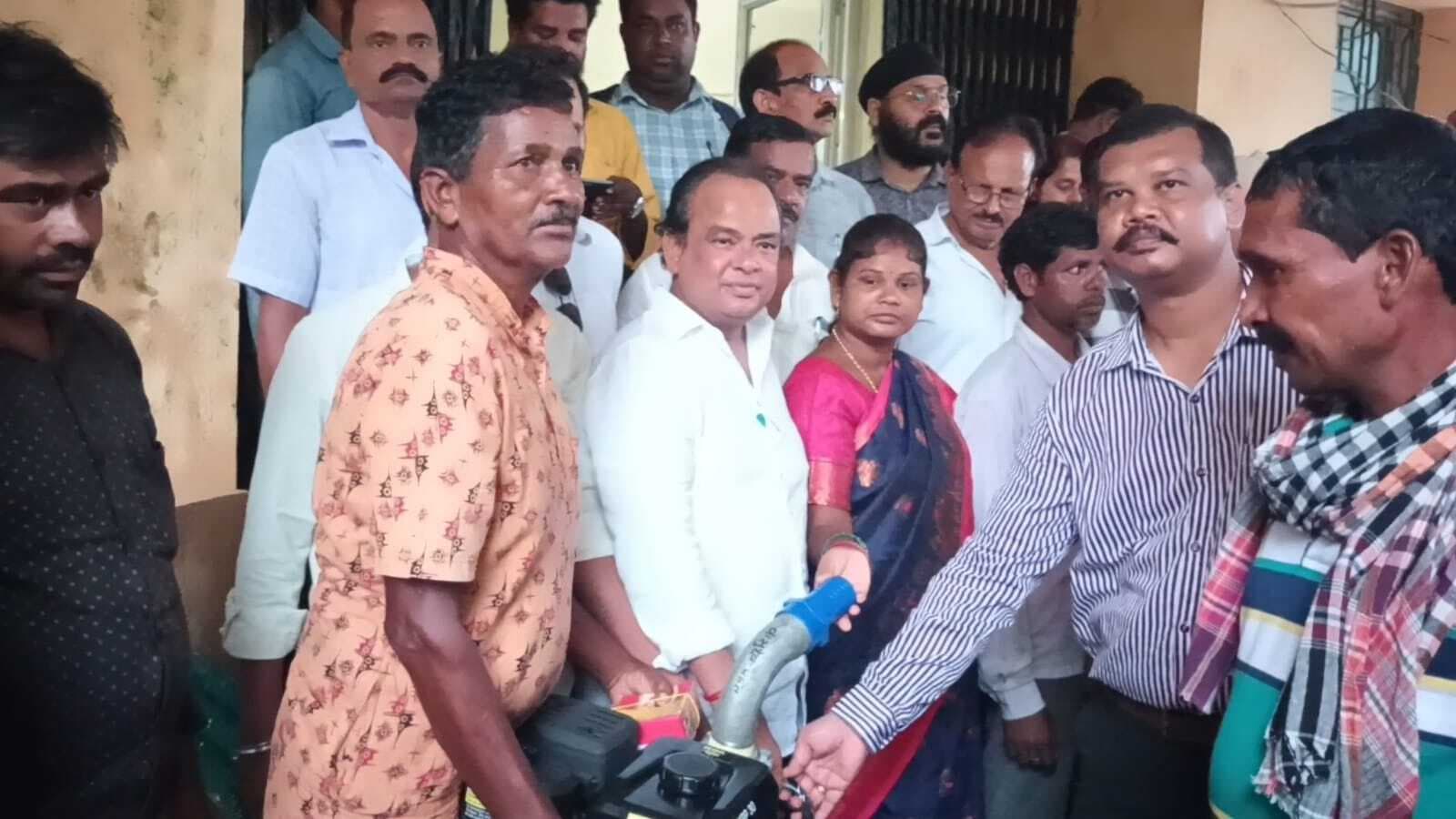 मंत्री ने आजीविका महिलाओं के बीच ट्रैक्टर किया वितरित