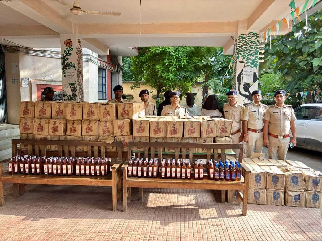 तीन स्कॉर्पियो से शराब बरामद, तीन तस्कर गिरफ्तार