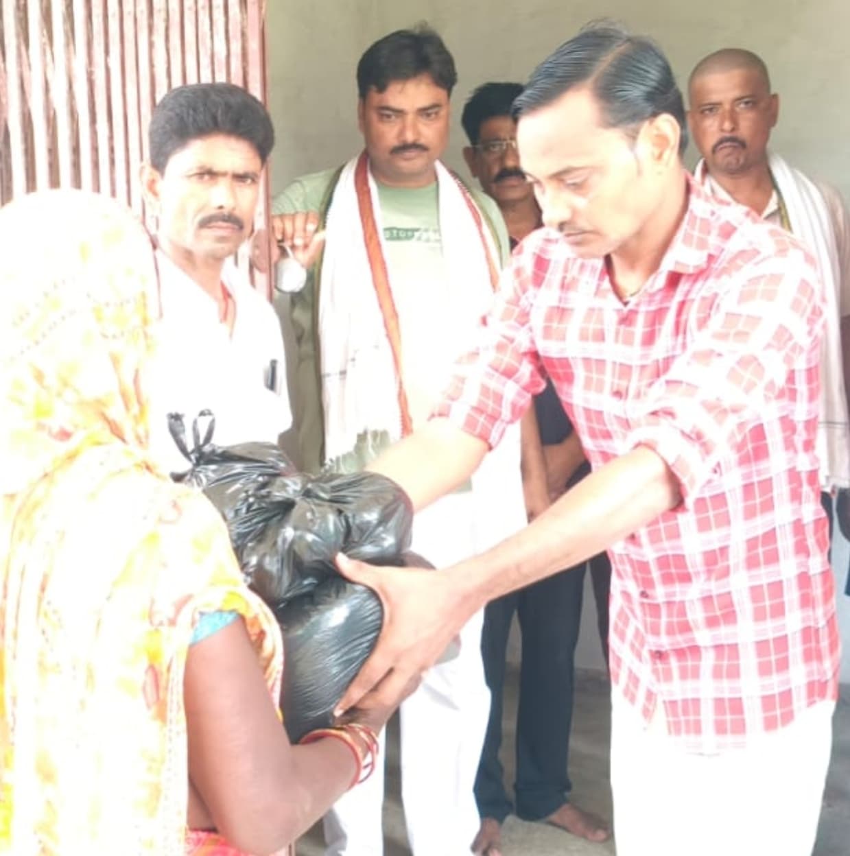 लोजपा नेता ने जरूरतमंदों के बीच बांटे राशन