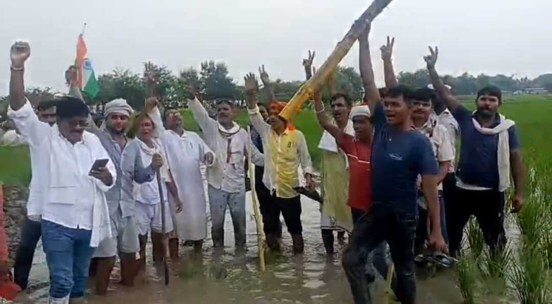 Kaimur News : किसानों ने सिकंदरपुर में भी एक्सप्रेसवे निर्माण को रोका, वापस लौटीं मशीनें