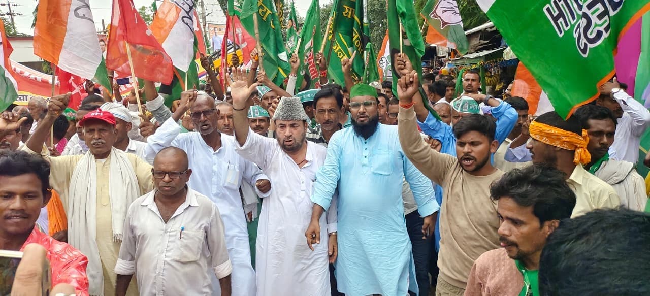 वोटर अधिकार यात्रा के दौरान सिकंदरा पहुंचे तेजस्वी, जेसीबी से पुष्प वर्षा कर किया स्वागत