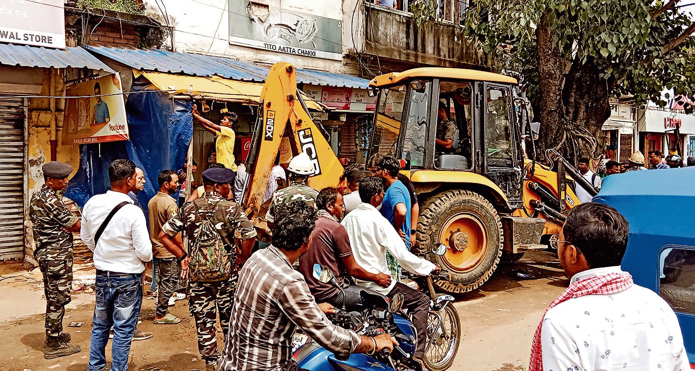 Chaibasa News : सरकारी जमीन पर बनी गली को अतिक्रमण मुक्त कराया