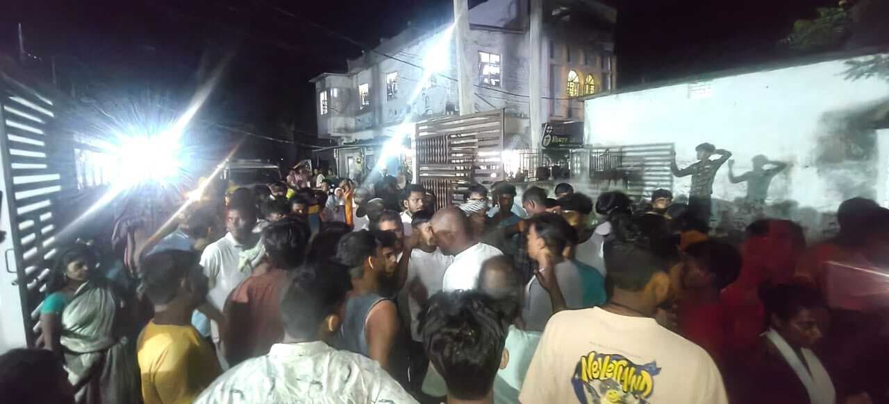 एंबुलेंस में ऑक्सीजन की कमी से मरीज की मौत, परिजनों ने जमकर किया हंगामा