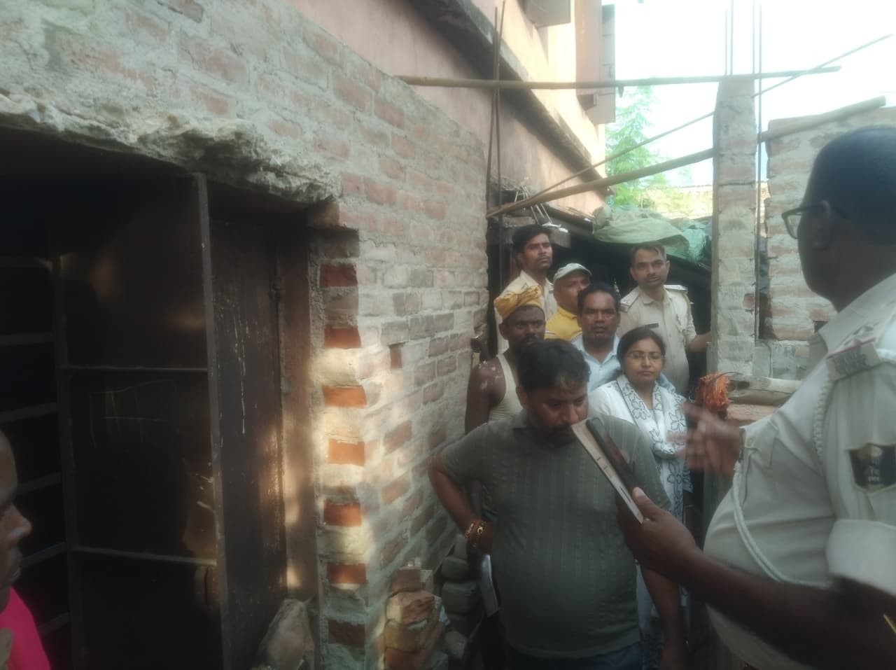 बीडीओ व थानाध्यक्ष ने की अतिक्रमित जमीन की की जांच, भवन निर्माण कार्य पर लगायी रोक