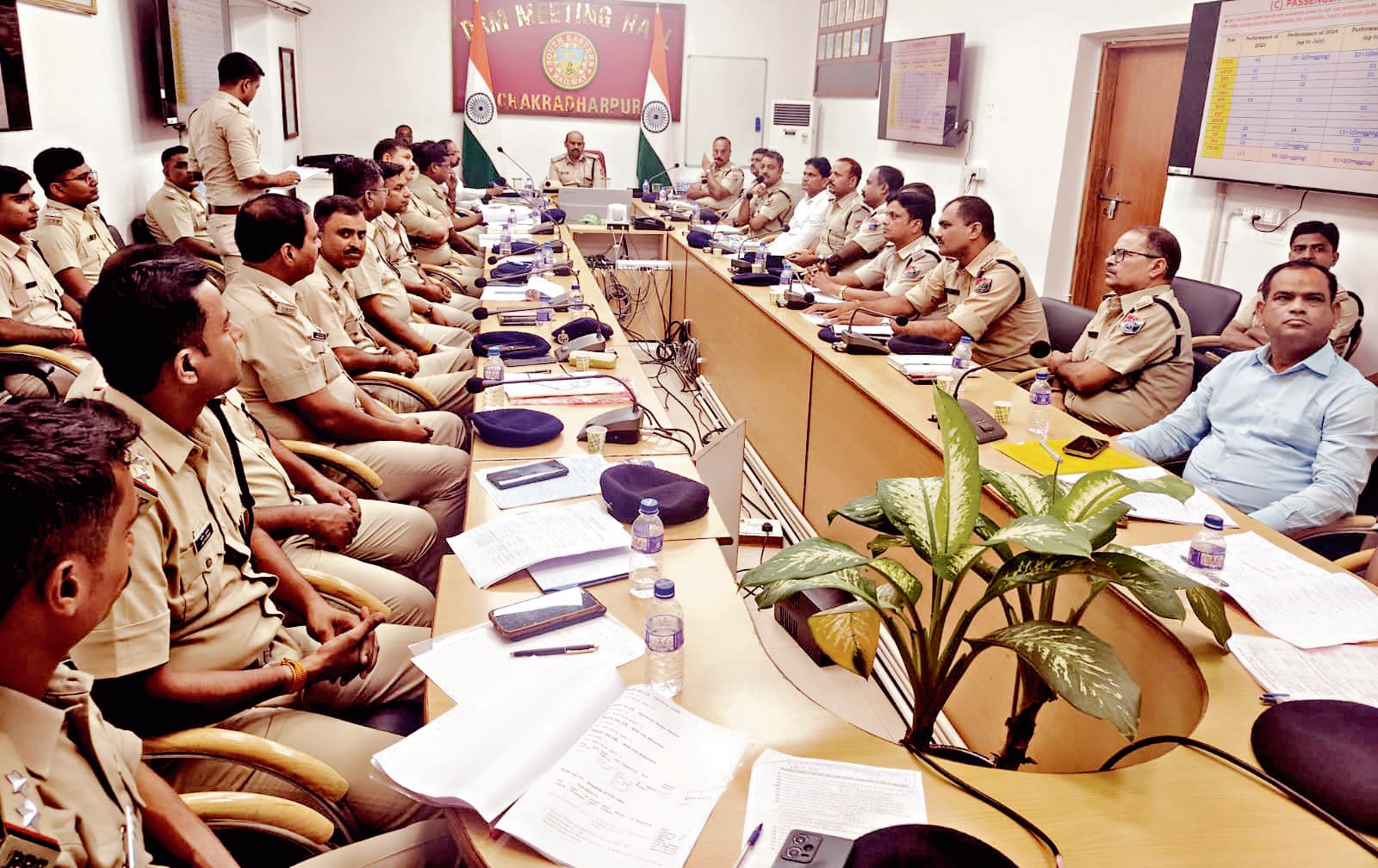 Chaibasa News : रेल संपत्ति चोरी व ट्रेनों पर पथराव मामलों में सख्ती बरतें : पी शंकर