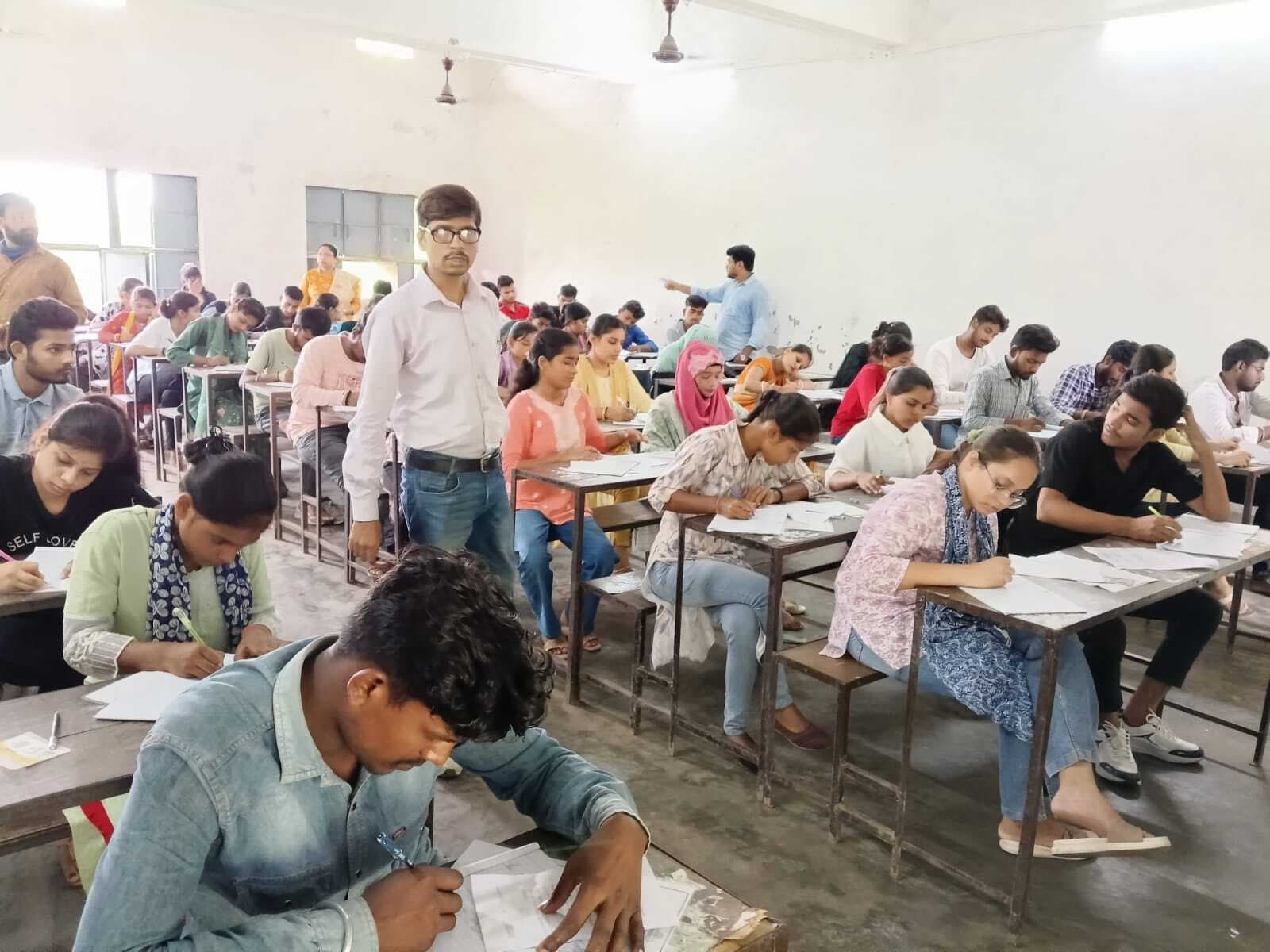 केडीएस कॉलेज, गोगरी में यूजी सेमेस्टर टू की परीक्षा शुरू