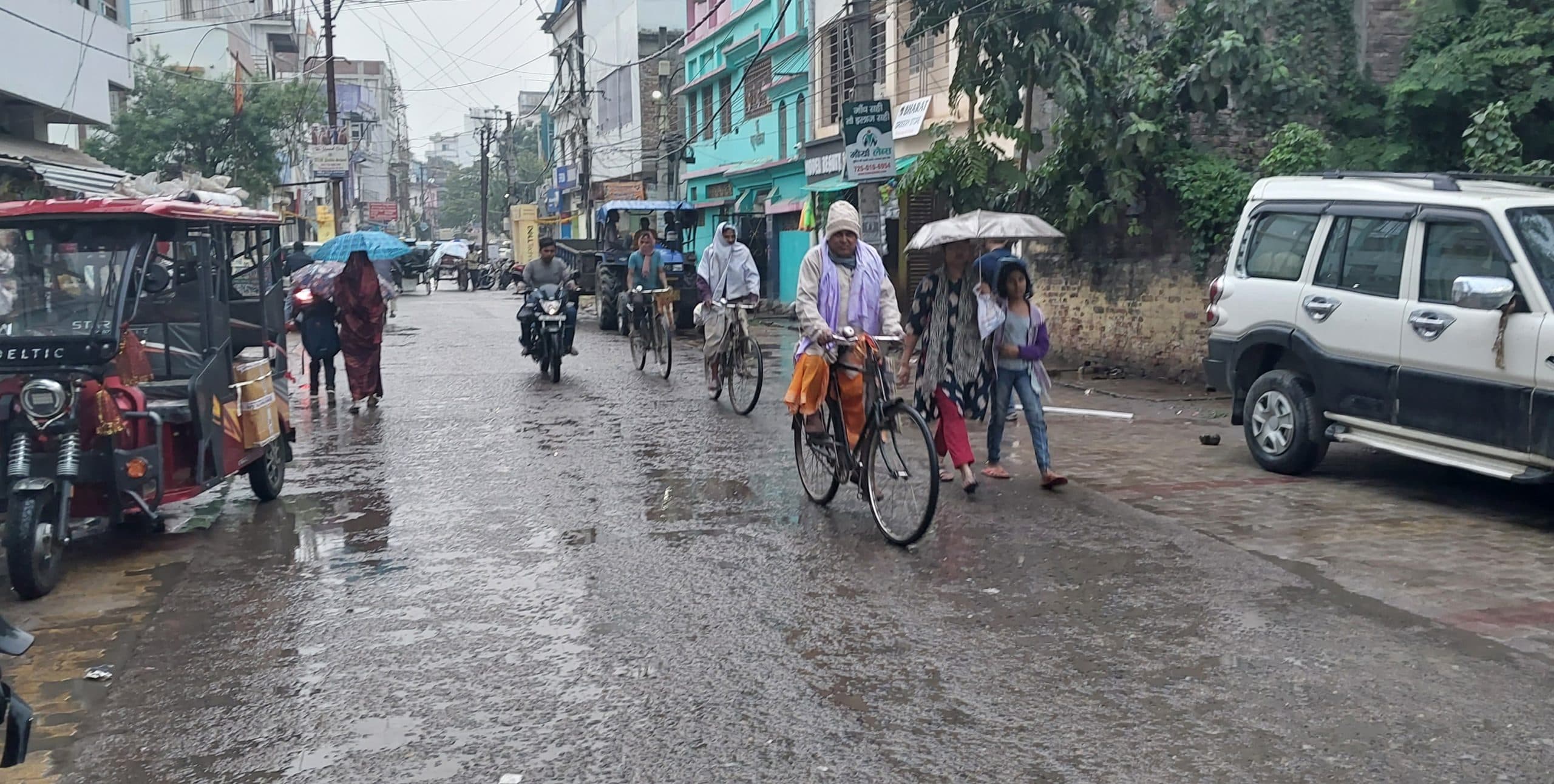 बारिश से सड़क से मुहल्ले तक की सड़कों पर जलजमाव