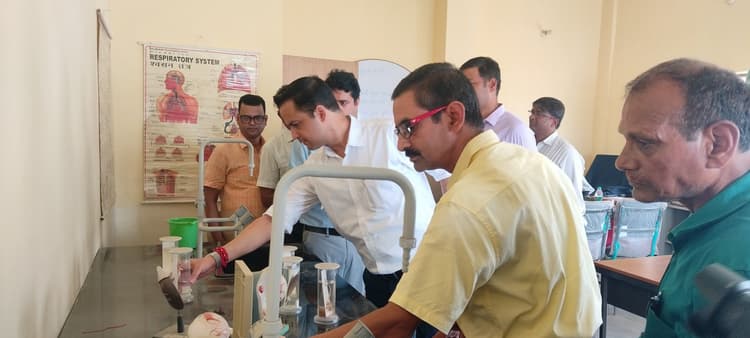 Madhubani News : क्लास रूम में सोते मिले गुरुजी, डीएम ने किया निलंबित