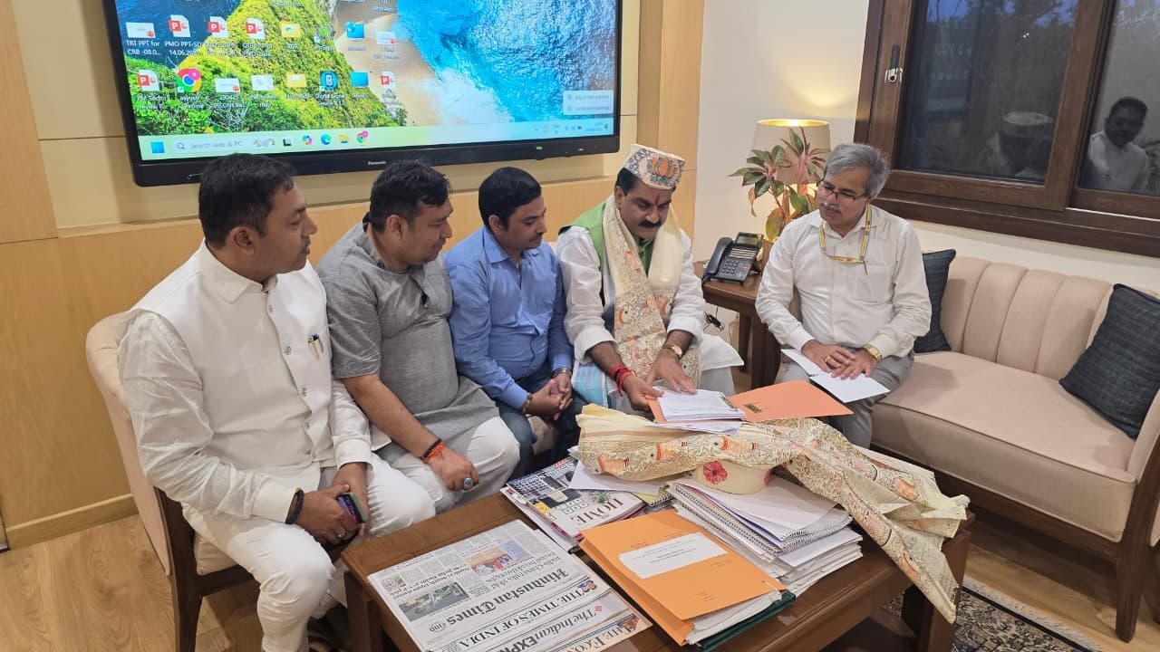 Darbhanga News: पुणे-दरभंगा रेल सेवा को दैनिक करने की मांग को लेकर मंत्री से मिला प्रतिनिधिमंडल