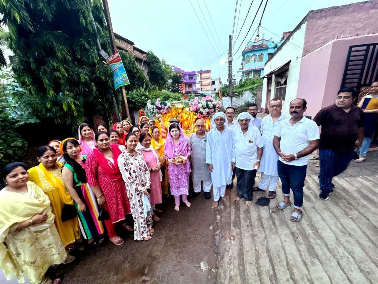 Darbhanga News: झूलेलाल के मधुर भजनों के साथ झूमते-नाचते सिंधी समाज के लोगों ने निकाली प्रभात फेरी