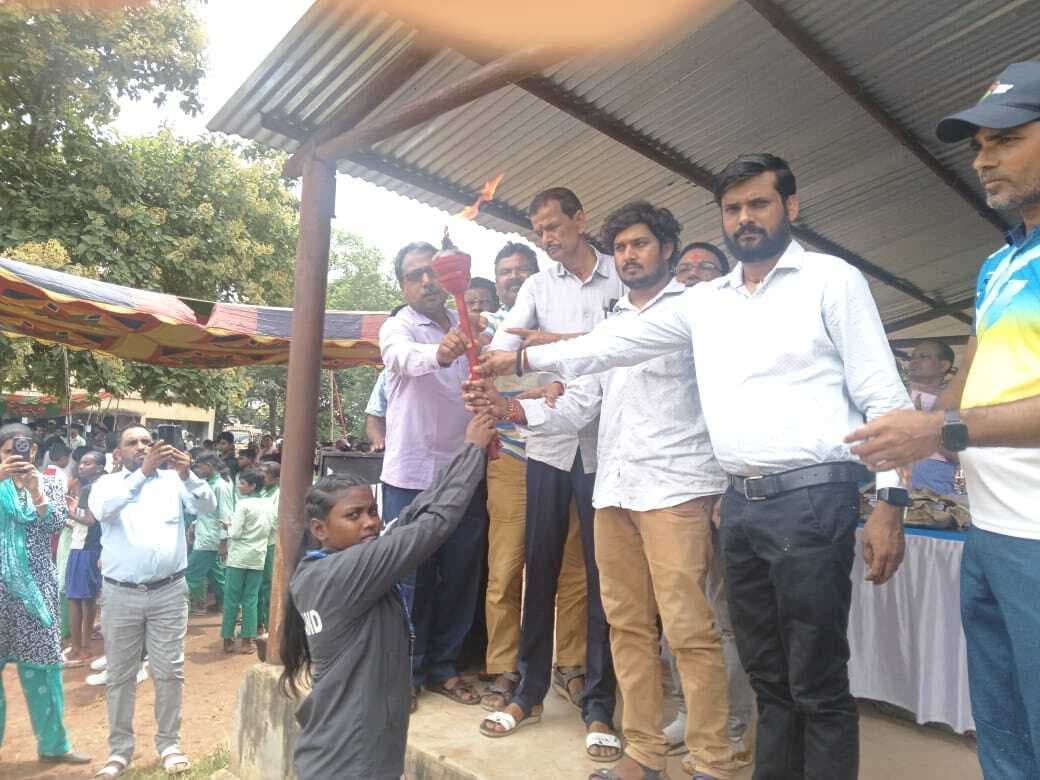 Deoghar news : खेलो झारखंड प्रतियोगिता में बच्चों ने दिखायी प्रतिभा, सफल प्रतिभागियों को दिया गया प्रशस्ति पत्र