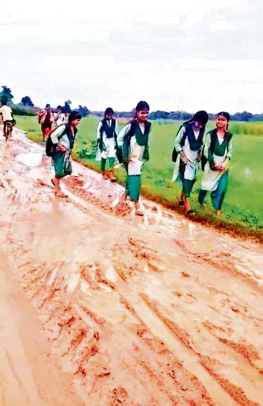 Seraikela Kharsawan News : मानिकबाजार गांव व केवी जाने वाली सड़क के निर्माण को स्वीकृति