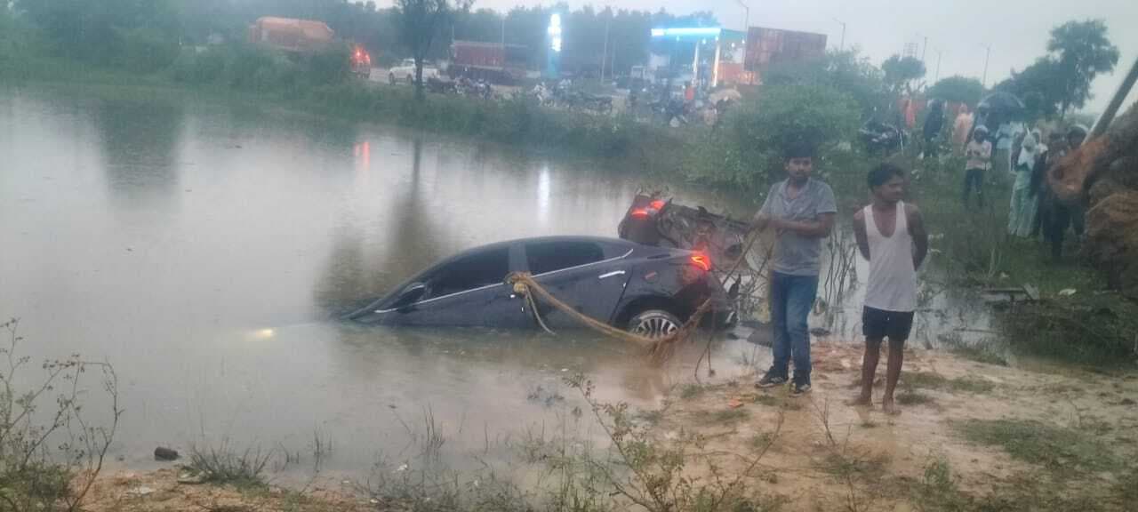 Giridih News: तेज रफ्तार कार सड़क किनारे तालाब में गिरी, युवती की मौत