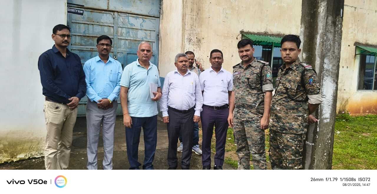 Giridih News: केआइटी का निरीक्षण करने आयी टीम, तो गेट पर लटका मिला ताला, बैरंग लौटी