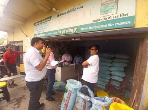 महागामा में खाद दुकानों पर एसडीओ की छापेमारी