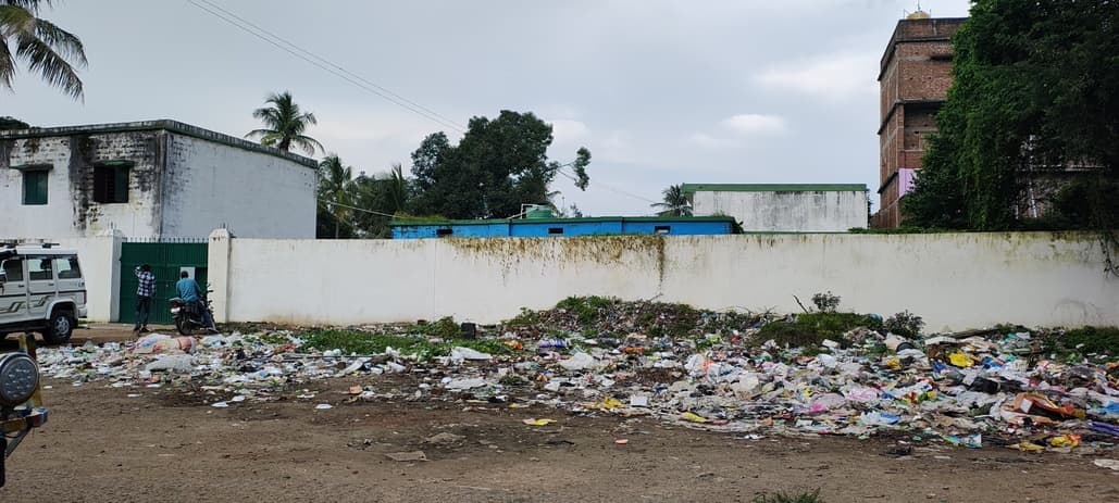 पथरगामा प्रखंड संसाधन केंद्र के बाहर कूड़े का अंबार