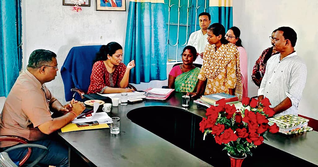 Seraikela Kharsawan News : योजनाओं का काम समयबद्ध और गुणवत्तापूर्ण करें : डीडीसी