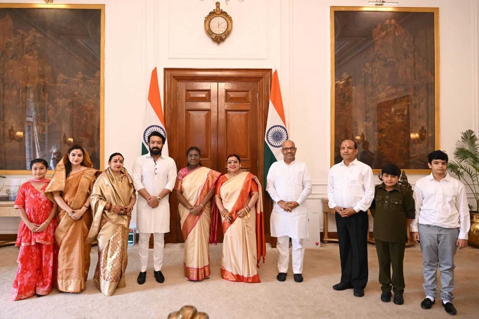 सांसद ने परिवार के साथ राष्ट्रपति से की मुलाकाता