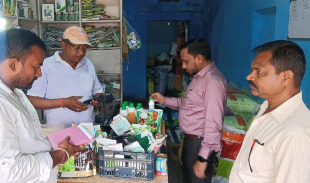 Bokaro News : यूरिया की कालाबाजारी पर प्रशासन सख्त, तीन दुकानों को नोटिस