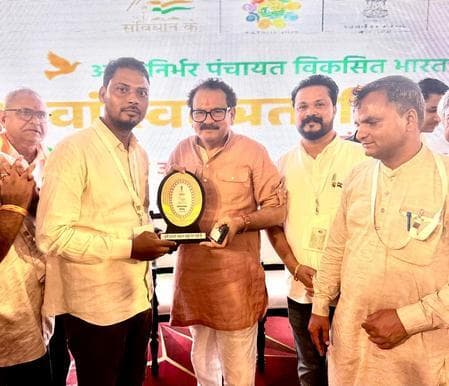 दिल्ली में सम्मानित हुए मानिकपुर पंचायत के युवा मुखिया इग्नासियस मुर्मू