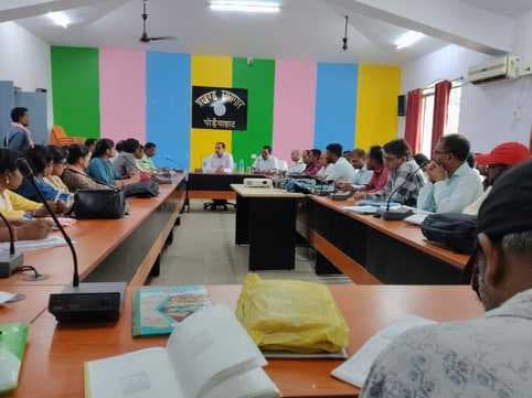 अधूरे कार्यों को शीघ्र पूर्ण करने का निर्देश