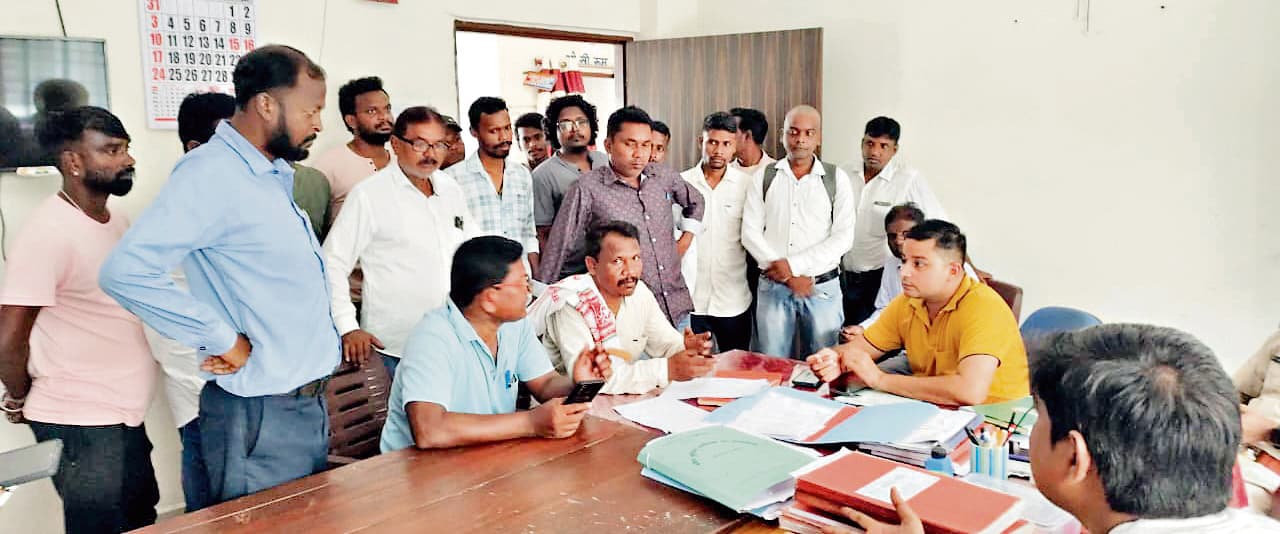 East Singhbhum News : प्रज्ञा केंद्र संचालक पर मंईयां योजना में गड़बड़ी आरोप, थाना में हंगामा