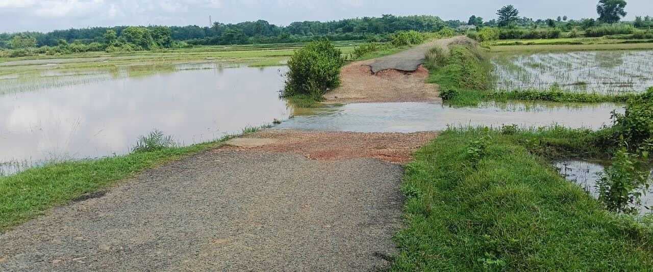 East Singhbhum News : टूटी पुलिया से जान हथेली पर रख आवागमन कर रहे ग्रामीण