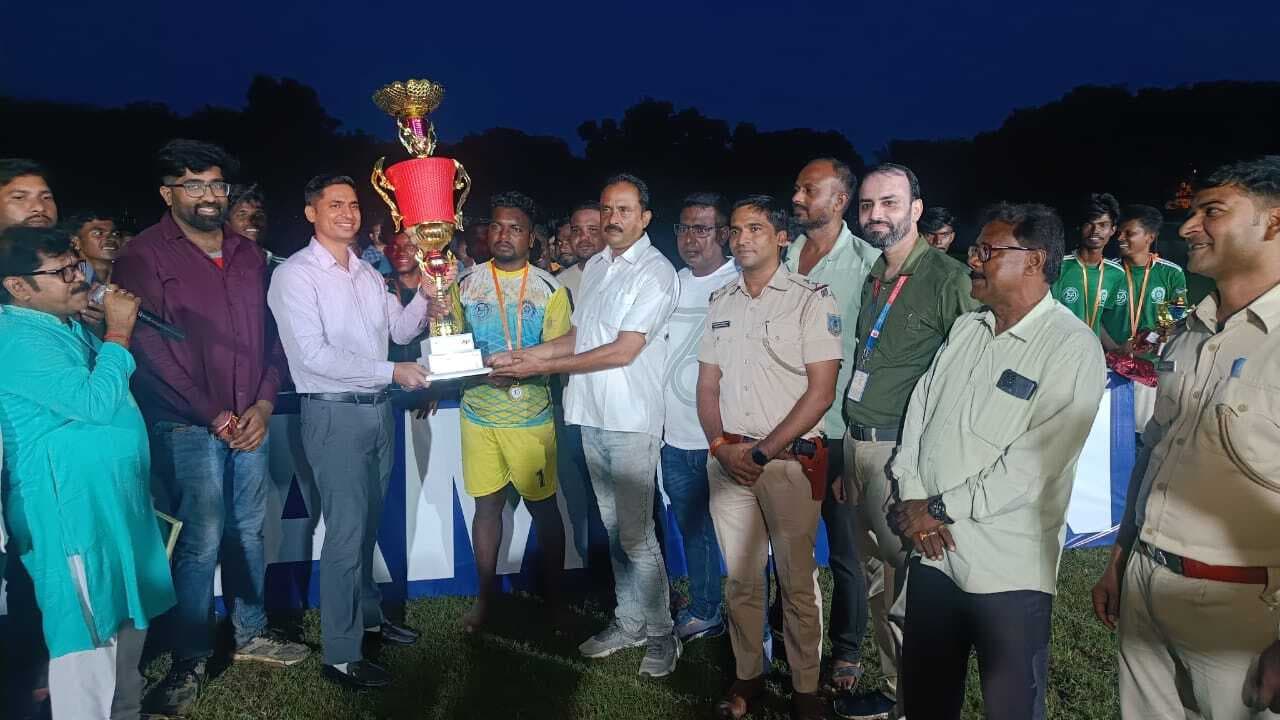 East Singhbhum News : कयामत इलेवन को हराकर दिशोम गुरु फाइटर चैंपियन