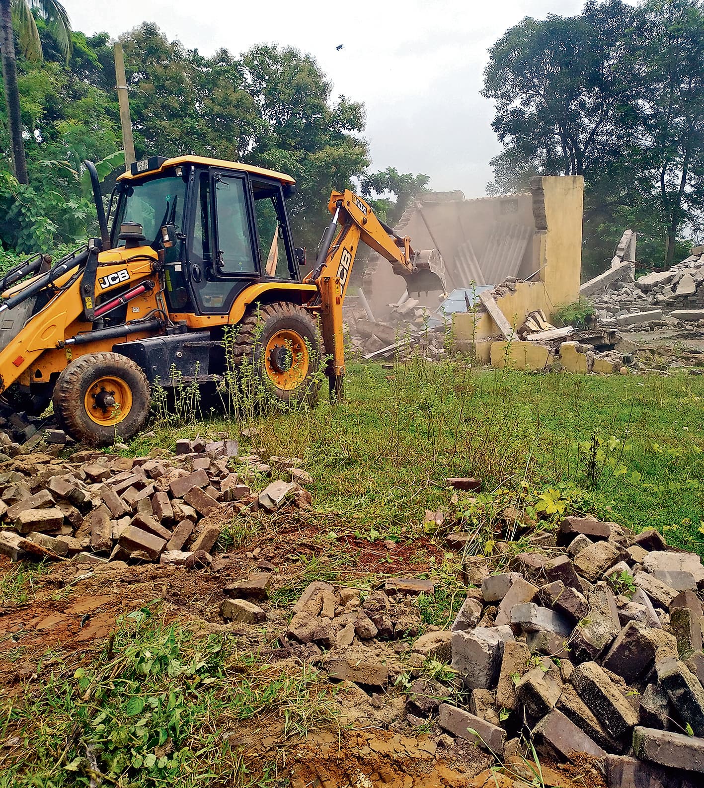 Rourkela News: आइडीएल में सरकारी जमीन पर बने सात मकानों को प्रशासन ने किया जमींदोज