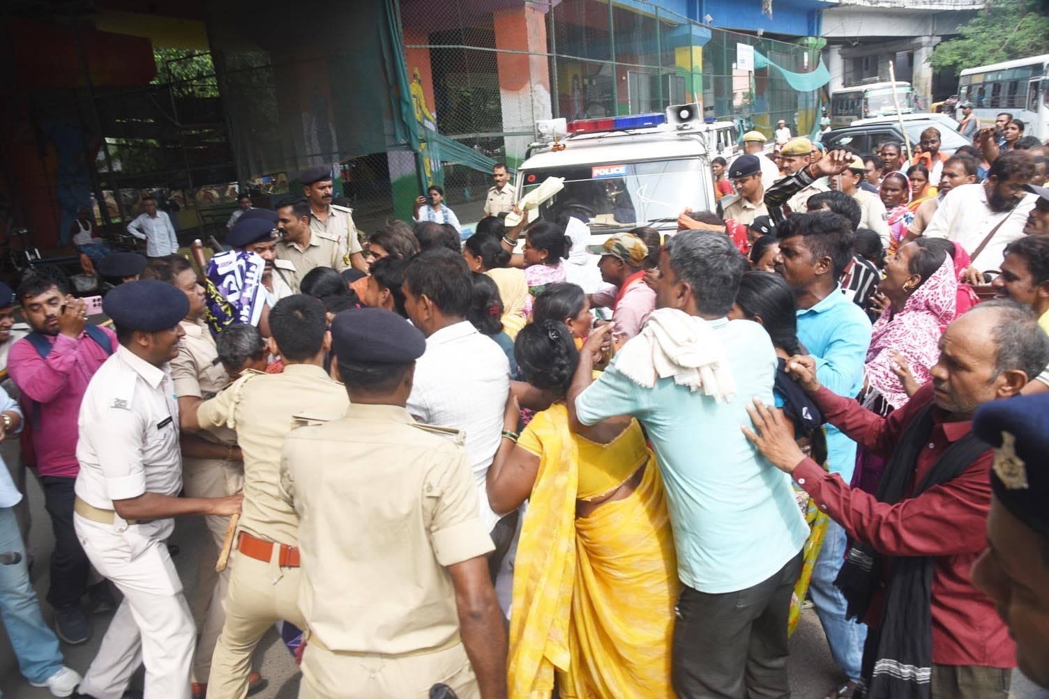 हड़ताल पर गये निगम के चतुर्थवर्गीय कर्मी, किया प्रदर्शन