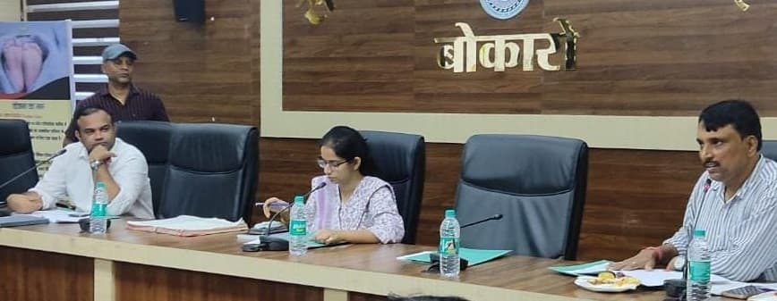Bokaro News : स्वच्छता का आदर्श उदाहरण प्रस्तुत करें विद्यालय : डीडीसी