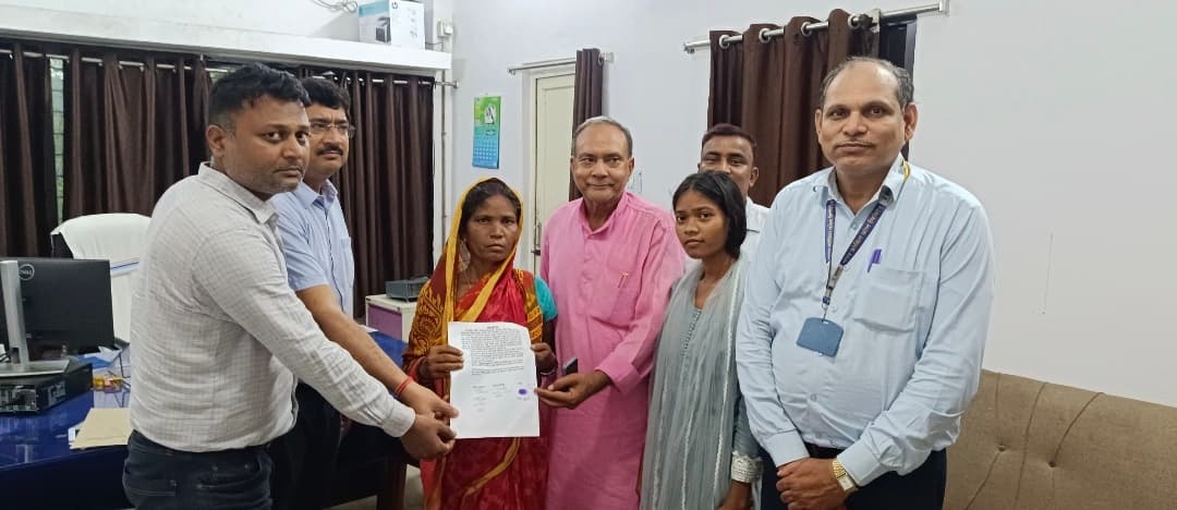 Dhanbad News : एकेडब्ल्यूएमसी कर्मी की मौत, पत्नी को मिला नियुक्ति पत्र