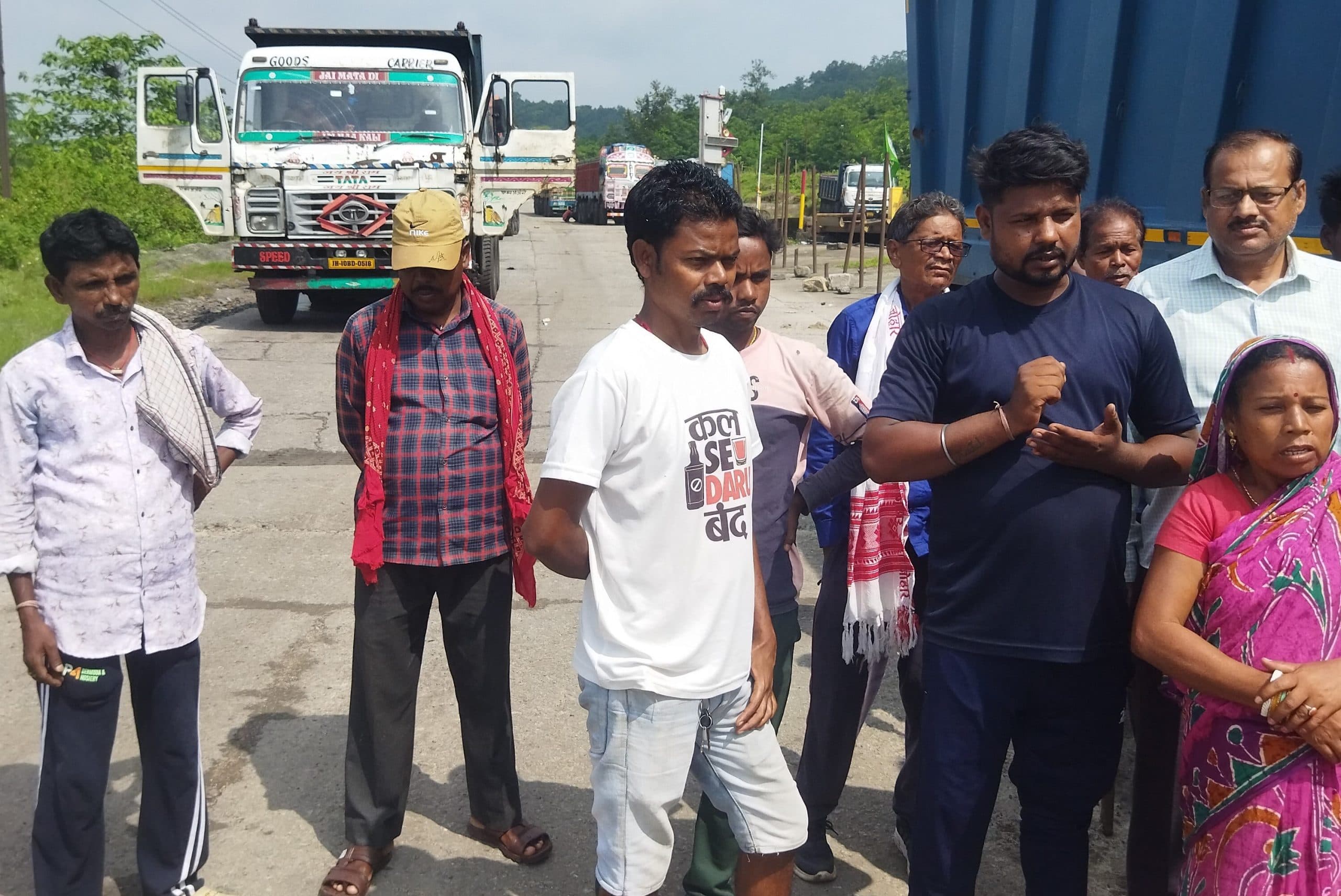 Bokaro News :प्रशासन के कहने पर फंसे वाहनों को वापस जाने दिया