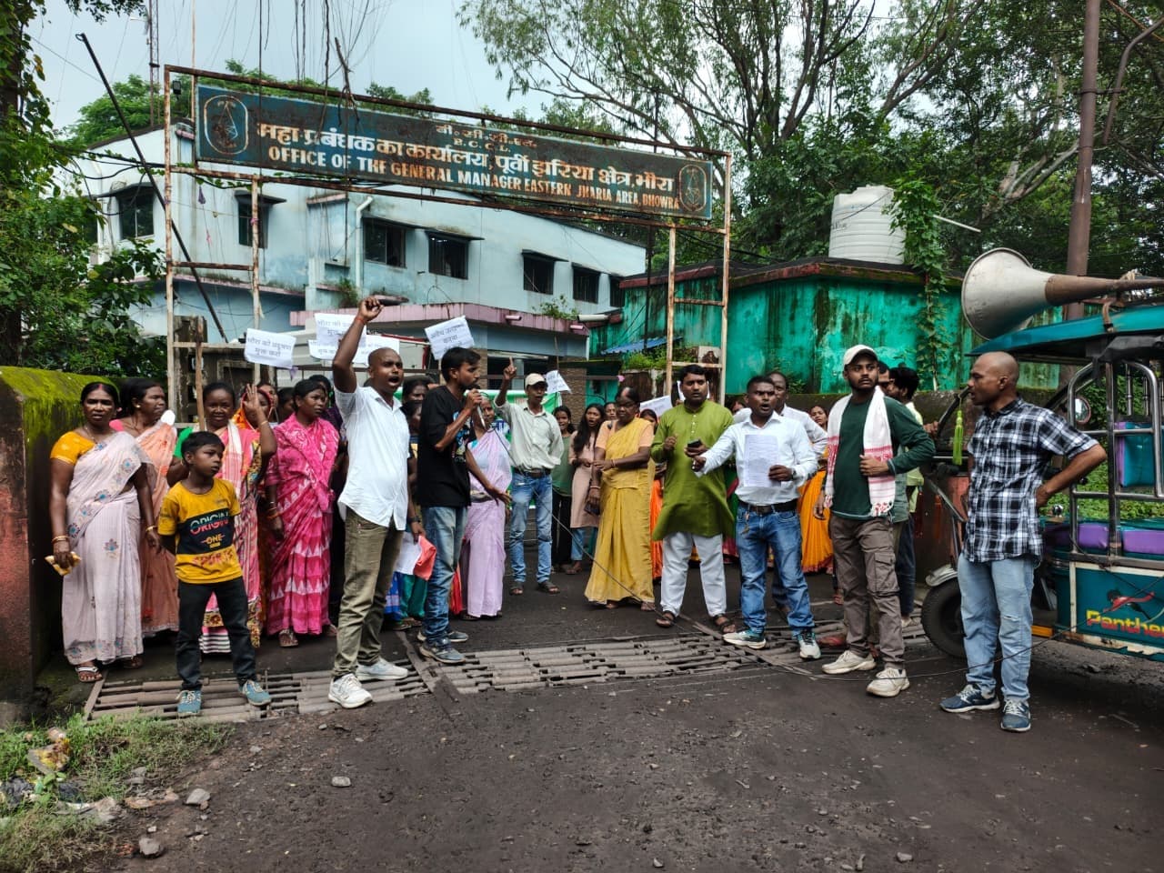 Dhanbad News : भौंरा गेस्ट हाउस के पास कांटा घर निर्माण के खिलाफ प्रदर्शन