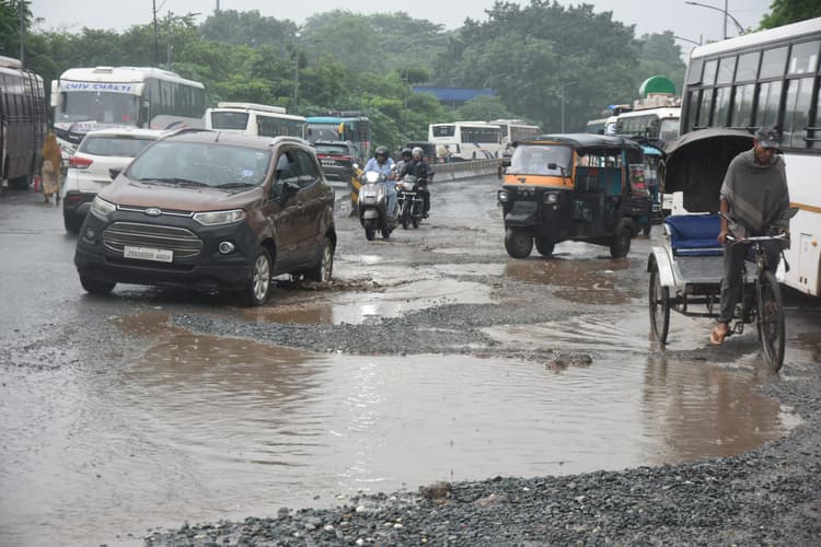 Jamshedpur News : जमशेदपुर की सड़कें हुईं जानलेवा, गड्ढे में सड़क या सड़क में गड्ढा पता ही नहीं...