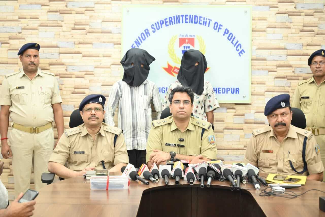 Jamshedpur News : बागबेड़ा में बड़ी वारदात की साजिश नाकाम, बादशाह और अंडा हथियार के साथ गिरफ्तार