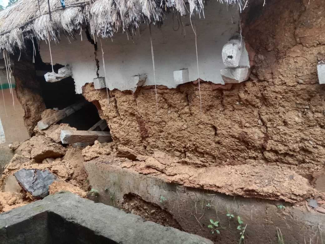Jamshedpur News : हलुदबनी के 63 वर्षीय करन बास्के का मिट्टी का घर ढहा, बेघर हुआ परिवार