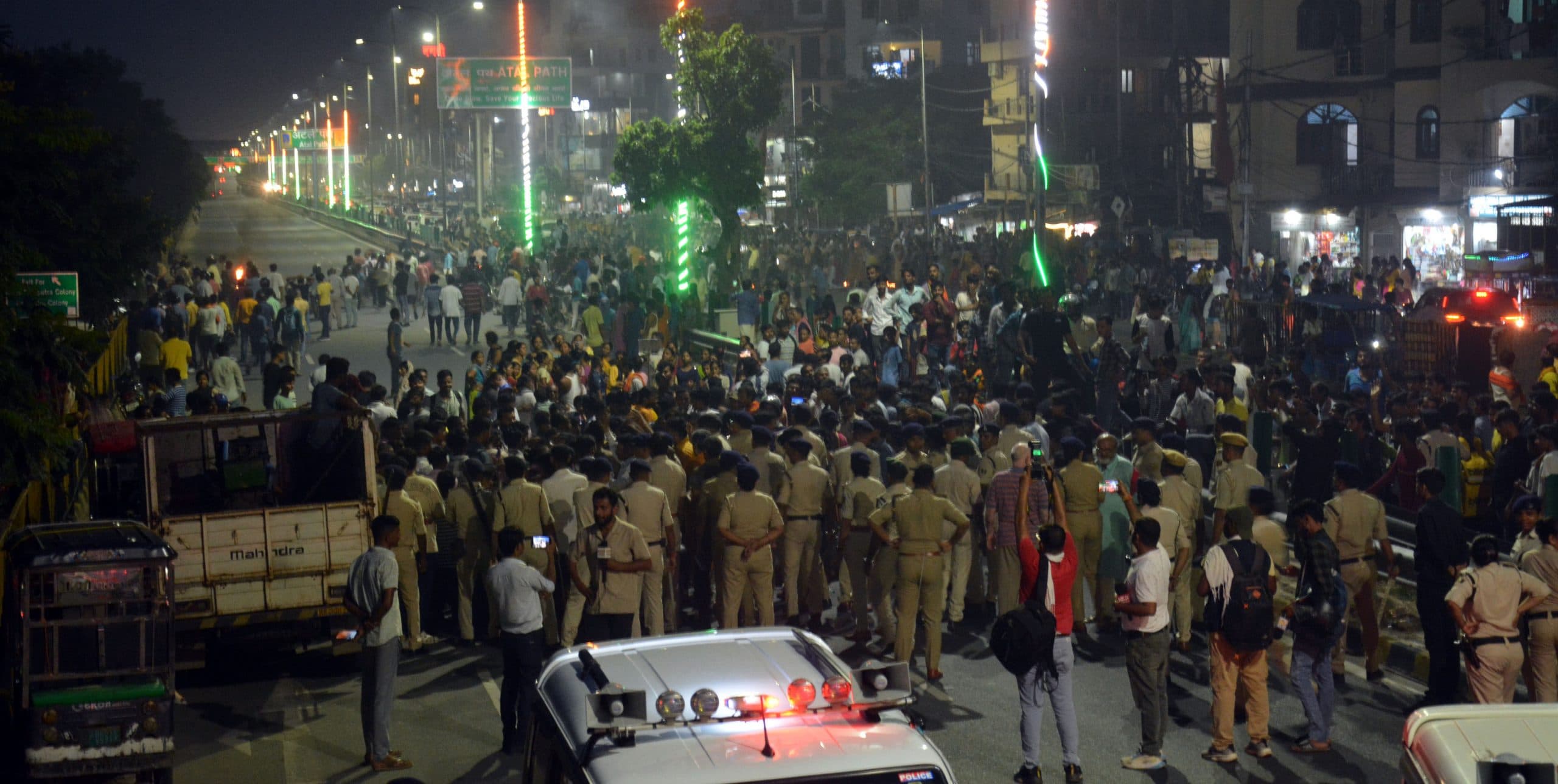 आक्रोशित लोगों ने इंद्रपुरी अटल पथ पर की आगजनी, दो घंटे तक जाम रही सड़क