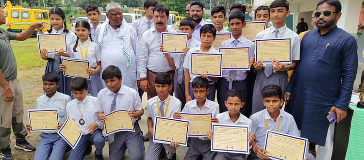 Dhanbad News: गतका में पेमिया ऋषिकेश स्कूल के बच्चों का परचम