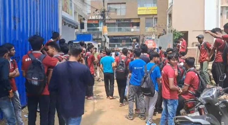 Patna News : कोचिंग में शिक्षक बदलने से गुस्साये छात्रों का हंगामा, पथराव व तोड़फोड़