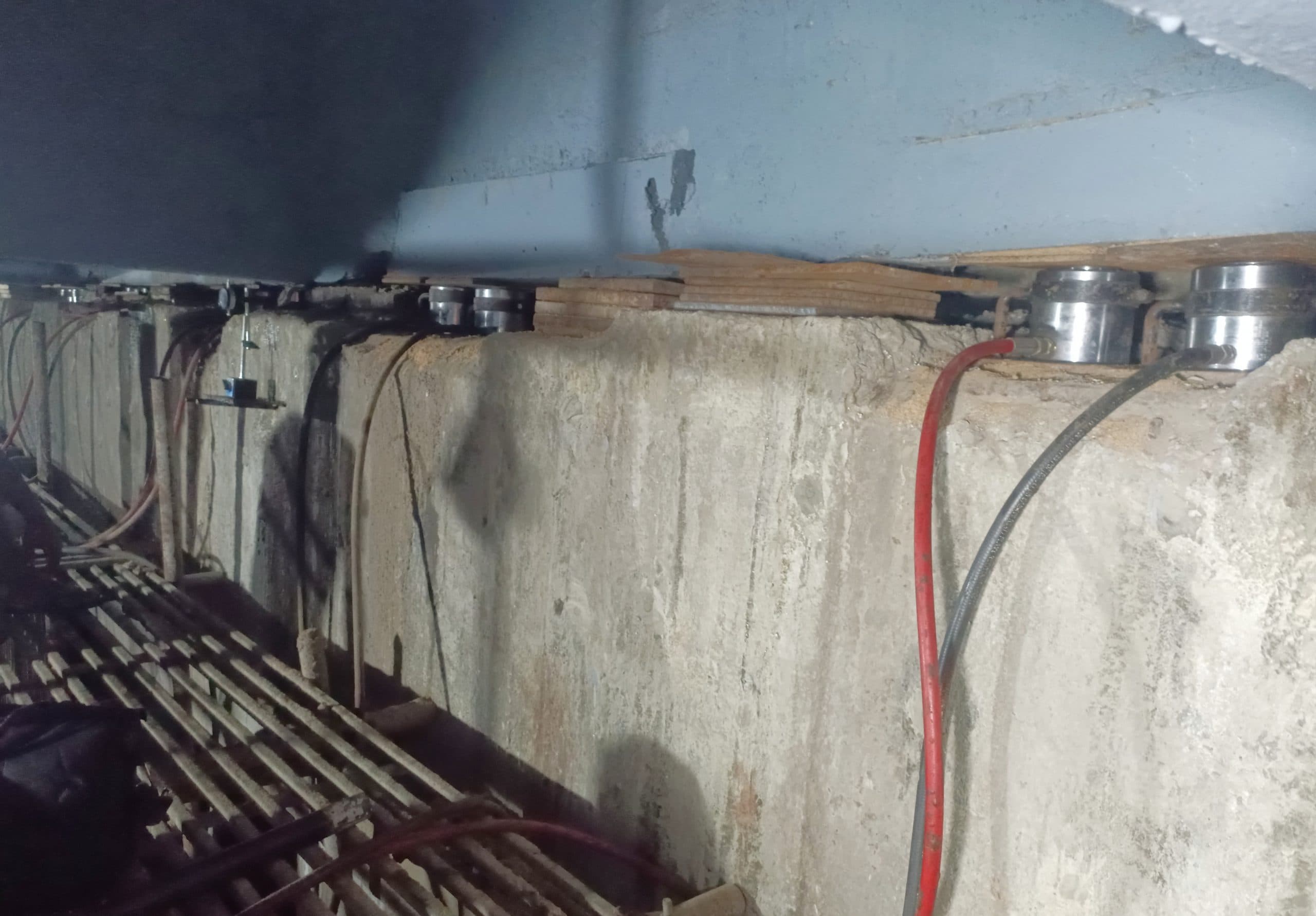 Dhanbad News : 16 हाइड्रॉलिक जैक से तीन एमएम उठाया गया बैंकमोड़ फ्लाइओवर, शुरू हुआ बेयरिंग बदलने का काम