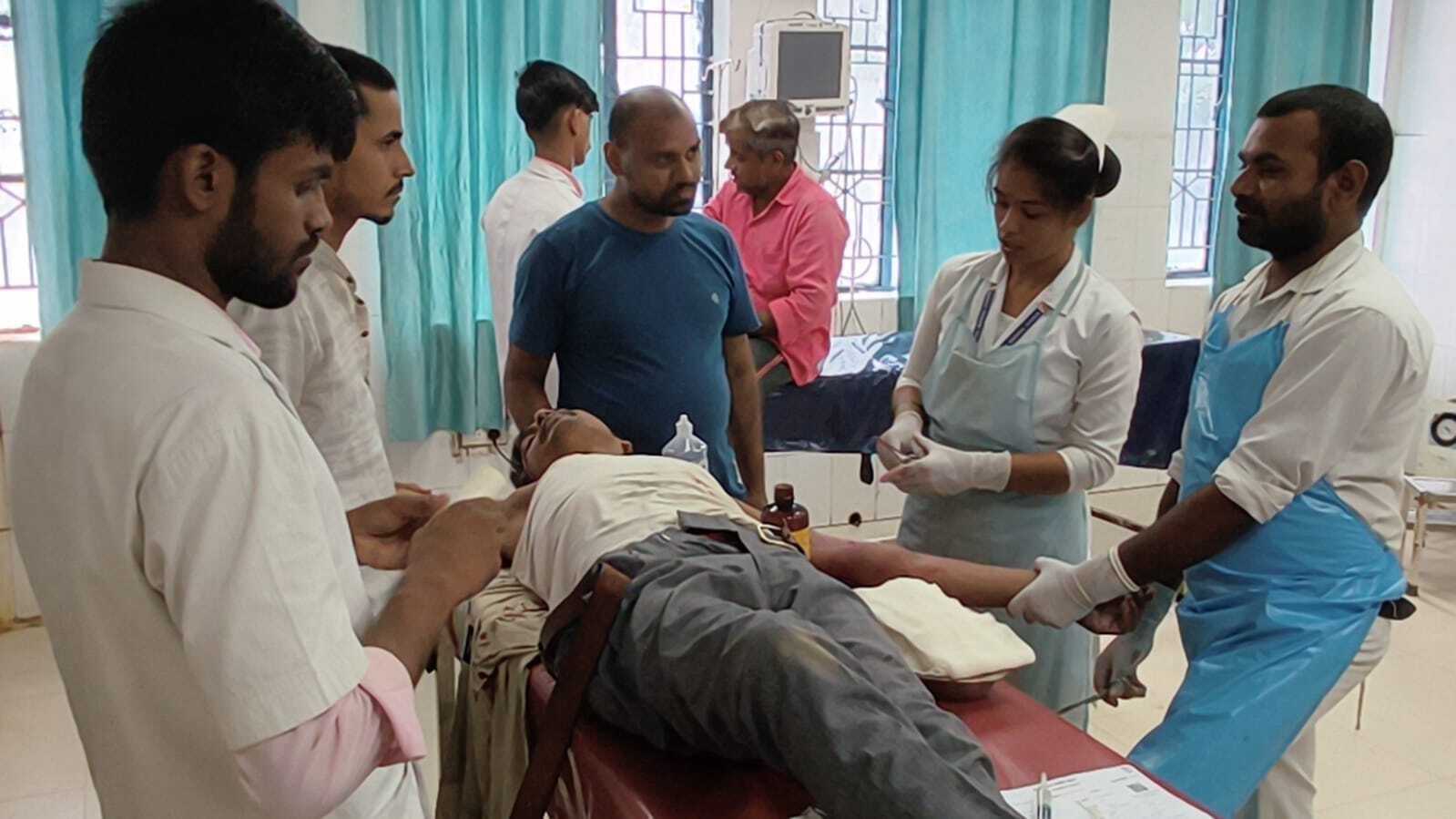 बोलेरो ने लैब टेक्नीशियन को रौंदा, हालत गंभीर