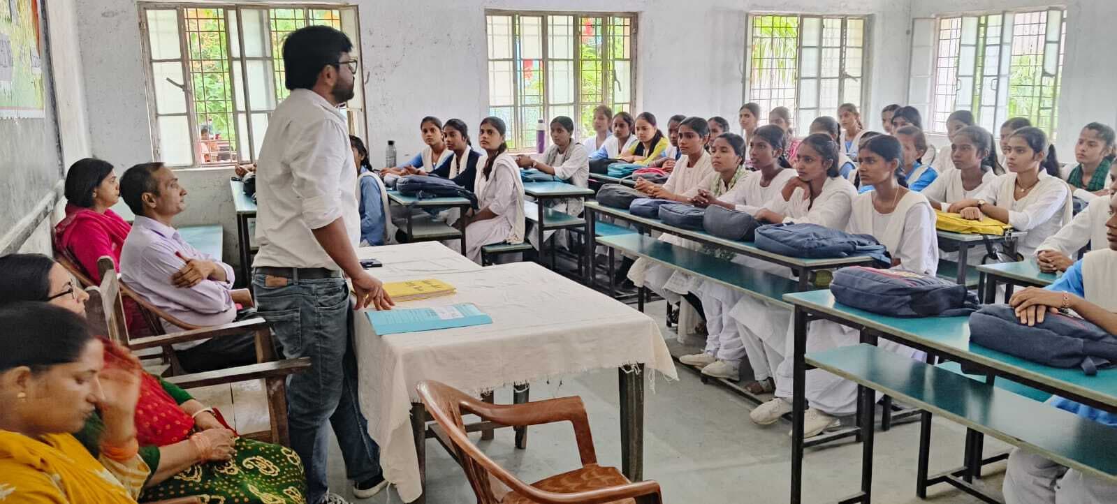 मीरगंज में संगोष्ठी में छात्राओं को विज्ञान से जुड़कर उद्यमी बनने की मिली सीख