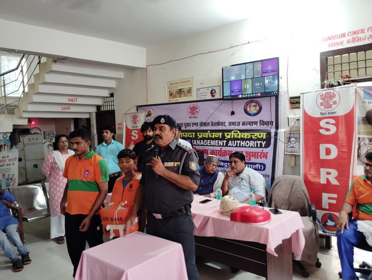 hajipur news. प्लास्टिक की बड़ी बोतलों को एक साथ बांधकर डूबने से बचने का तरीका बताया