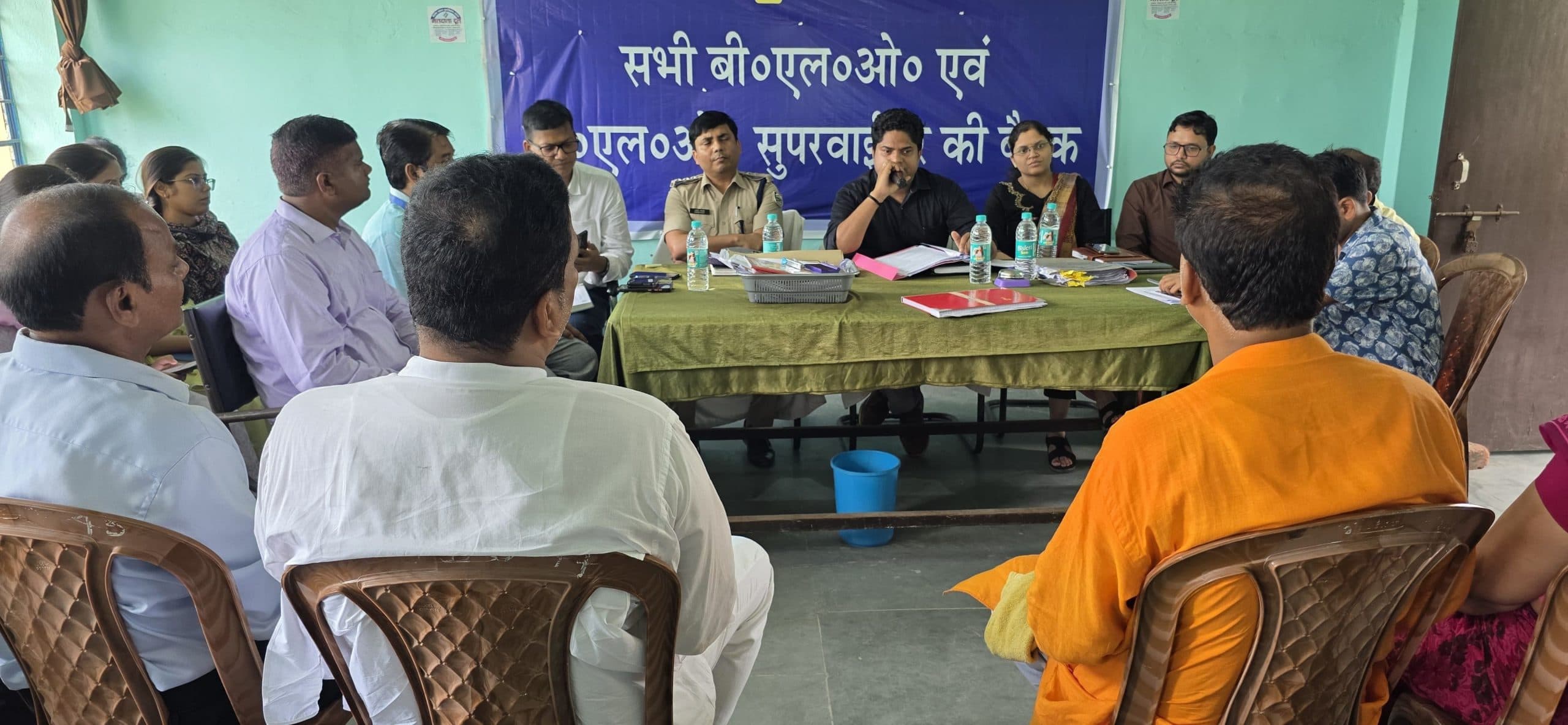 शहीद दिवस को यादगार बनाने में जुटा अनुमंडल प्रशासन, एसडीओ ने की बैठक