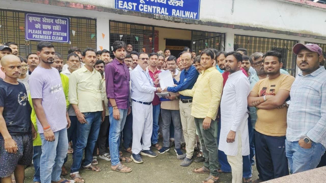 ट्रेनों के ठहराव की  उठी मांग, आम लोगों ने स्टेशन प्रबंधक का दिलाया ध्यान