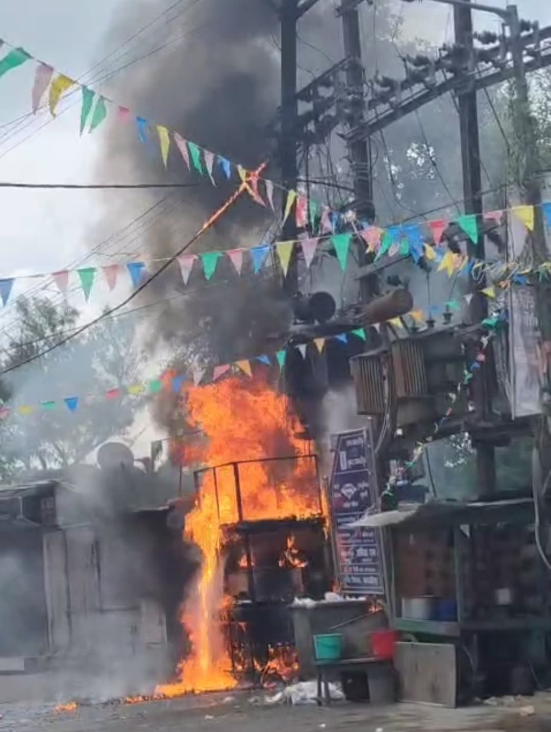 Samastipur : 200 केवीए ट्रांसफार्मर में लगी आग से मची अफरातफरी