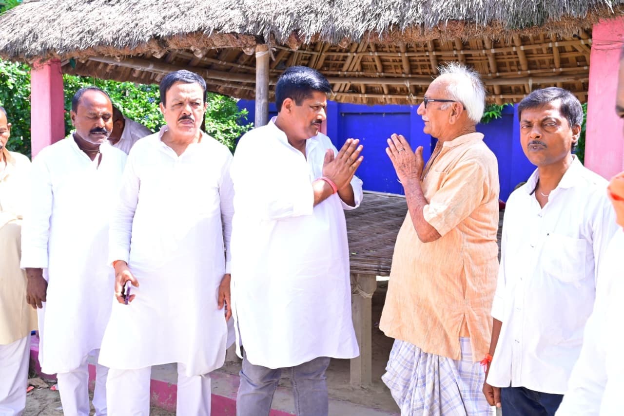 महिषी विधानसभा क्षेत्र के दौरा क्रम में वरिष्ठ जदयू नेता ने लोगों की सुनी समस्या