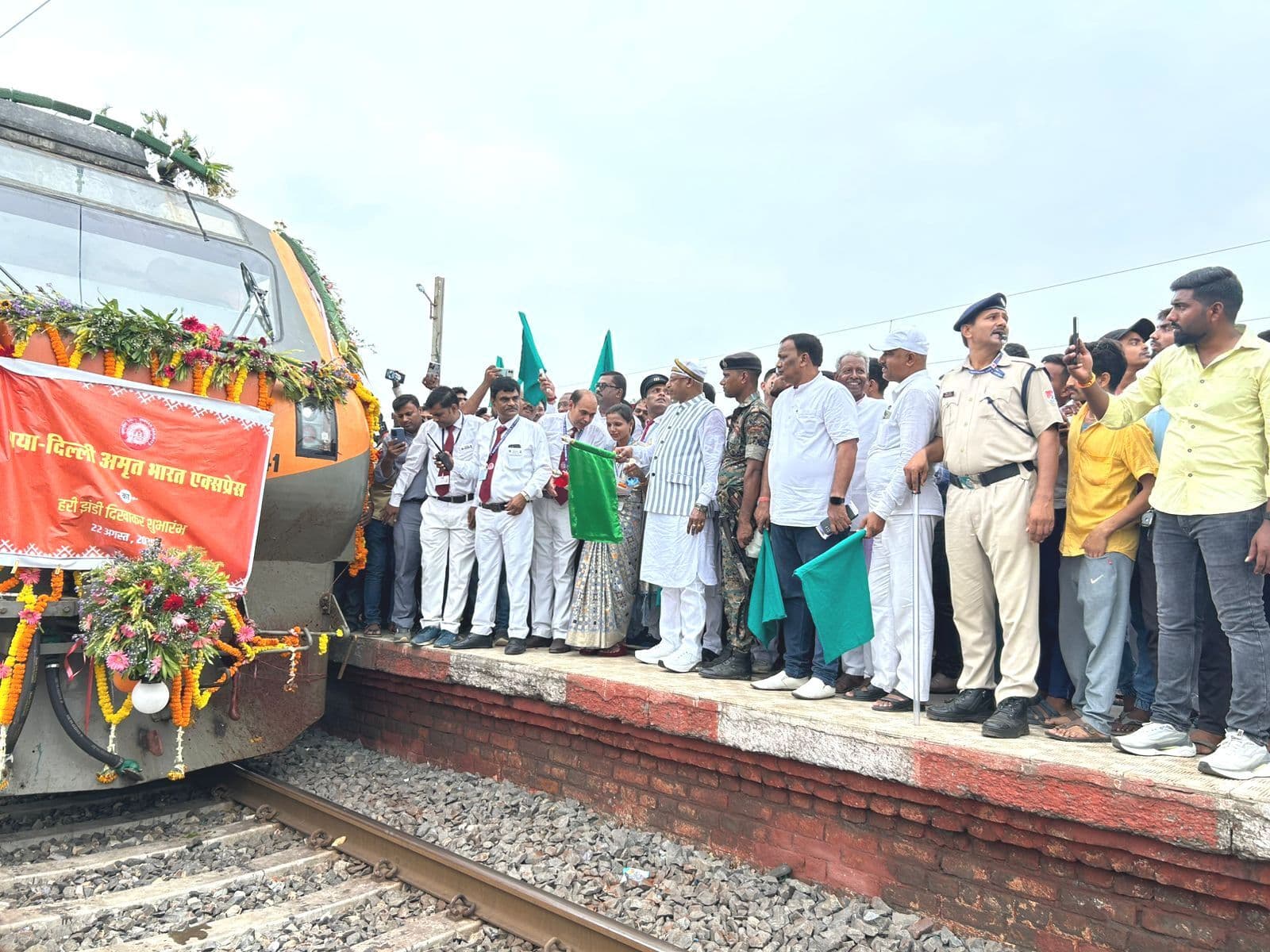 अनुग्रह नारायण रोड स्टेशन से सांसद ने अमृत भारत एक्सप्रेस को किया रवाना